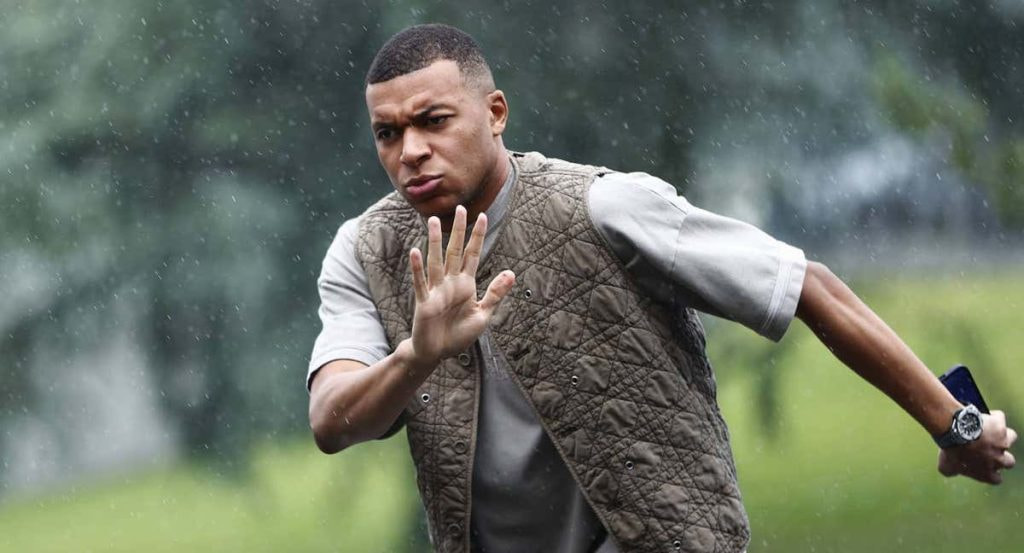 Kylian Mbappé llegando a la concentración de la selección francesa.