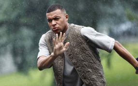 Kylian Mbappé llegando a la concentración de la selección francesa.