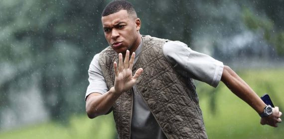 Kylian Mbappé llegando a la concentración de la selección francesa.