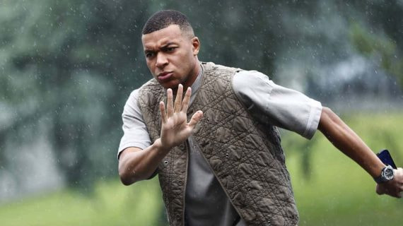 Kylian Mbappé llegando a la concentración de la selección francesa.