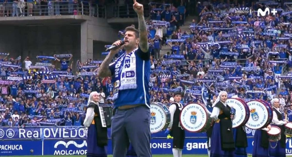 Melendi, durante la canción previa al partido.