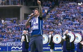 Melendi, durante la canción previa al partido.