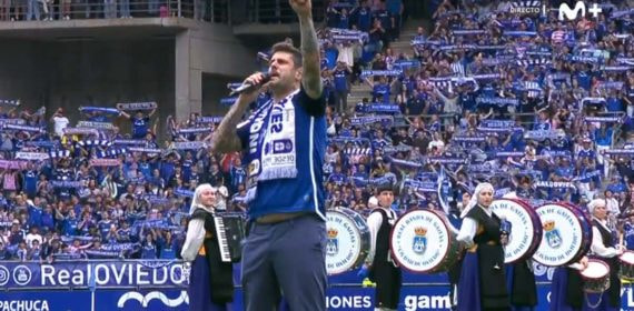 Melendi, durante la canción previa al partido.