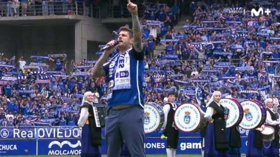 Melendi, durante la canción previa al partido.