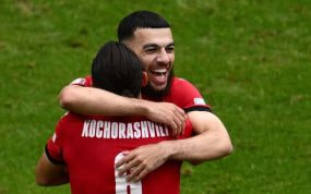 Mikautadze celebra su gol a República Checa.