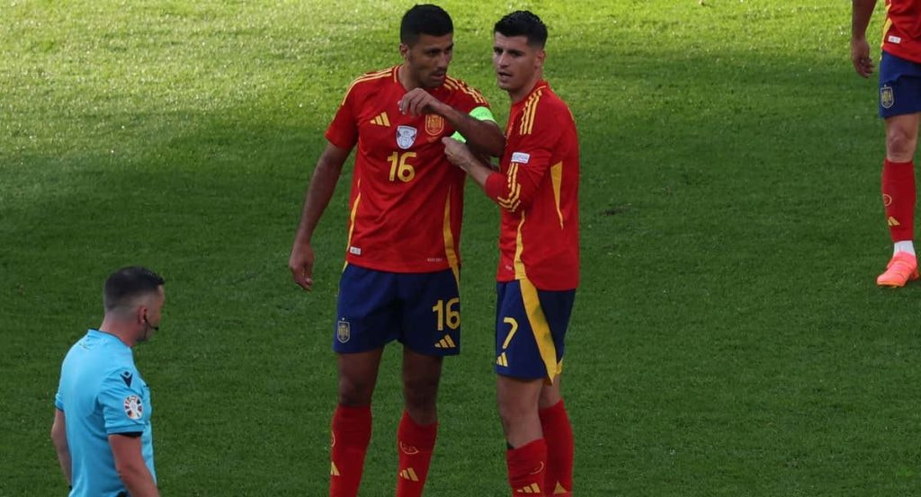 Álvaro Morata le pasa el brazalete de capitán a Rodri Hernández.