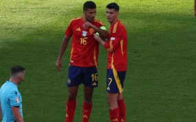 Álvaro Morata le pasa el brazalete de capitán a Rodri Hernández.