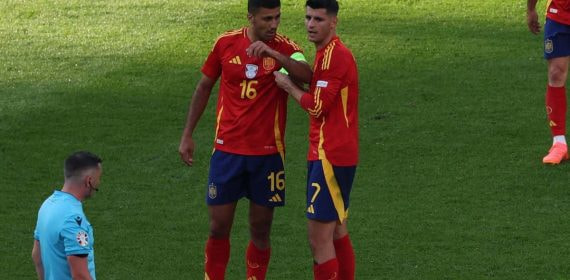 Álvaro Morata le pasa el brazalete de capitán a Rodri Hernández.