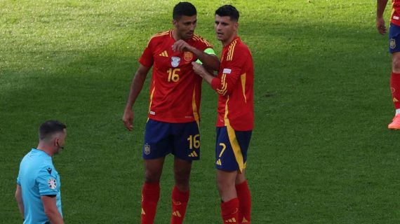 Álvaro Morata le pasa el brazalete de capitán a Rodri Hernández.