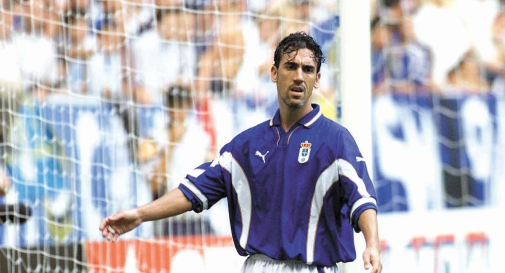 Oli Álvarez con la camiseta del Oviedo