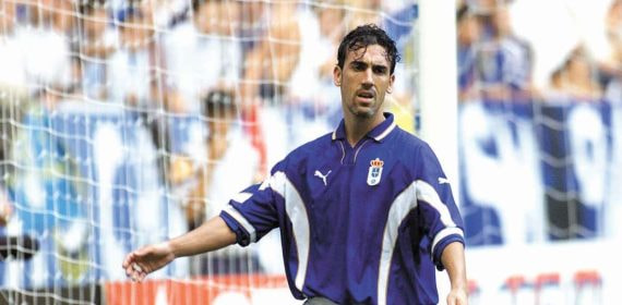 Oli Álvarez con la camiseta del Oviedo