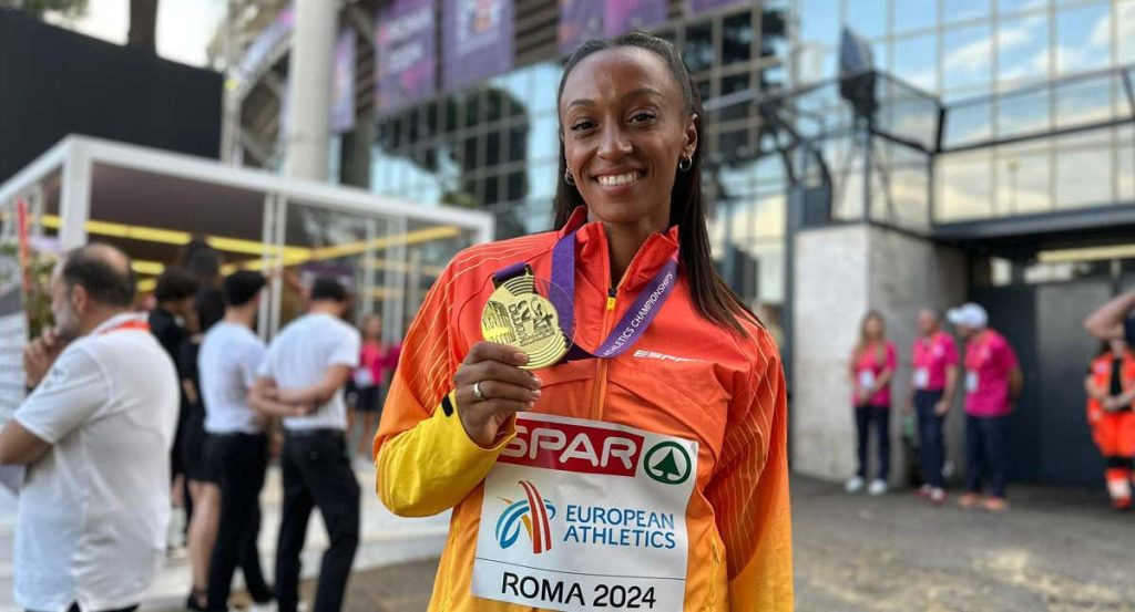 Ana Peleteiro atiende a Relevo con su medalla de oro europea en las gradas del Estadio dei Marmi.
