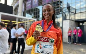 Ana Peleteiro atiende a Relevo con su medalla de oro europea en las gradas del Estadio dei Marmi.