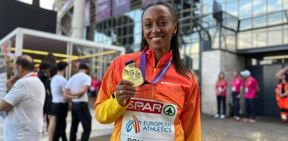 Ana Peleteiro atiende a Relevo con su medalla de oro europea en las gradas del Estadio dei Marmi.