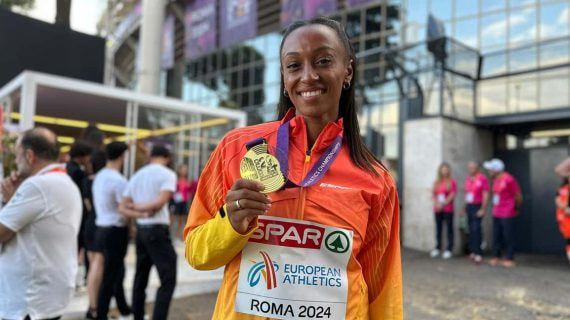 Ana Peleteiro atiende a Relevo con su medalla de oro europea en las gradas del Estadio dei Marmi.