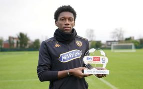 Philogene recibió uno de los premios a mejor gol del mes.