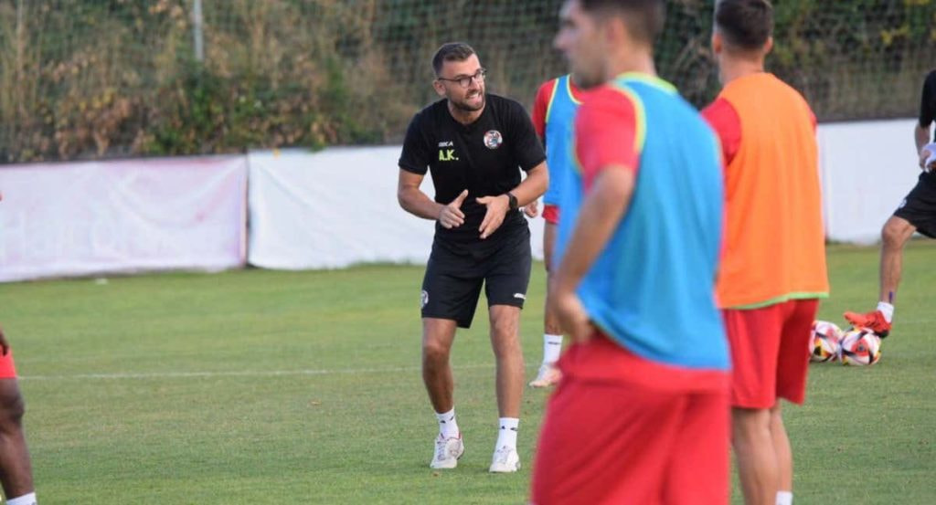 Aleksander Kowalczyk dirigiendo una sesión de entrenamiento con el Zamora.