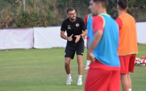 Aleksander Kowalczyk dirigiendo una sesión de entrenamiento con el Zamora.