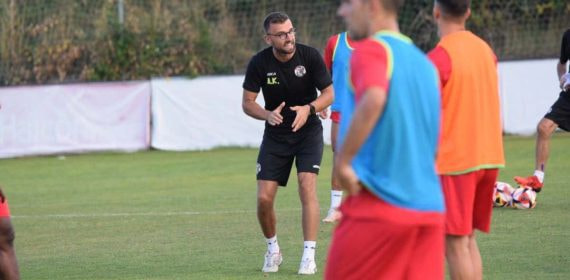 Aleksander Kowalczyk dirigiendo una sesión de entrenamiento con el Zamora.