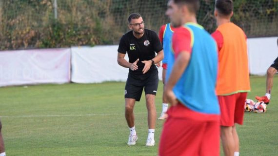 Aleksander Kowalczyk dirigiendo una sesión de entrenamiento con el Zamora.