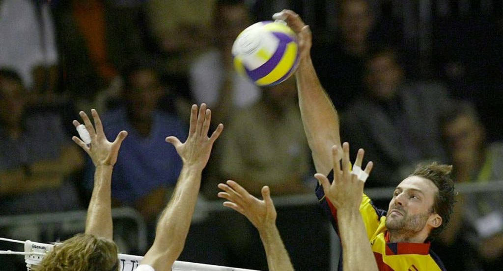 Rafa Pascual remata un balón en un partido con la Selección del año 2003
