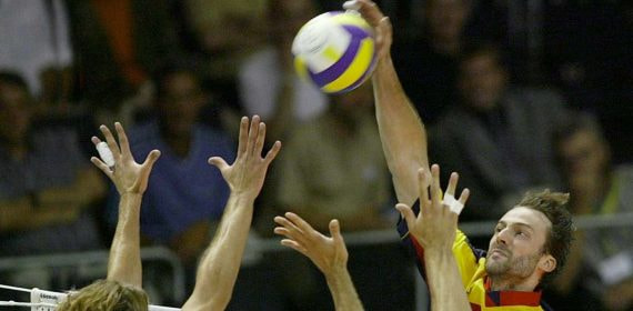 Rafa Pascual remata un balón en un partido con la Selección del año 2003