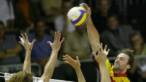 Rafa Pascual remata un balón en un partido con la Selección del año 2003