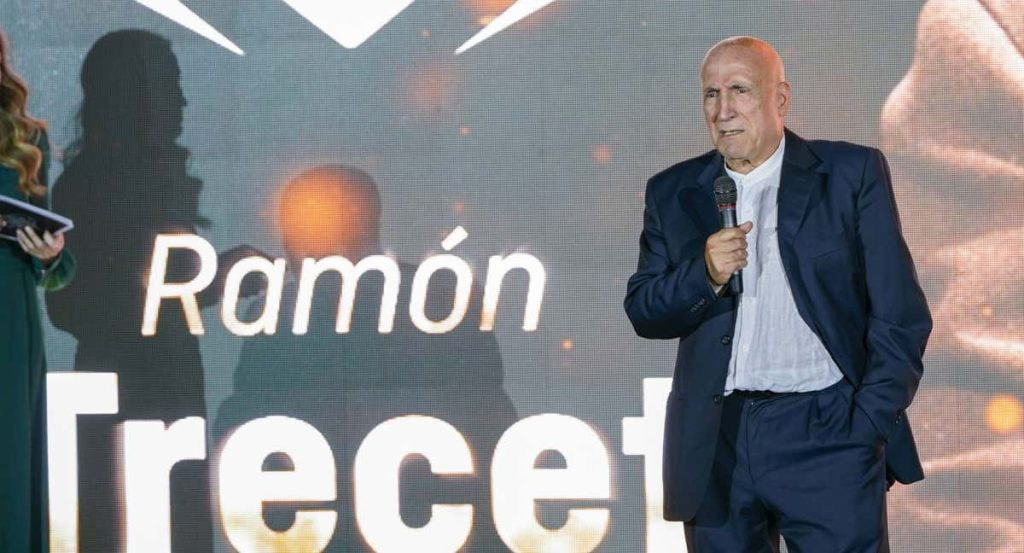 Ramón Trecet, en el acto de ingreso en el Hall of Fame de baloncesto.