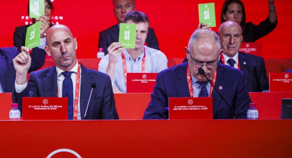 Luis Rubiales y Andreu Camps en la Asamblea General de la RFEF.