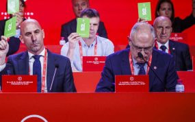Luis Rubiales y Andreu Camps en la Asamblea General de la RFEF.