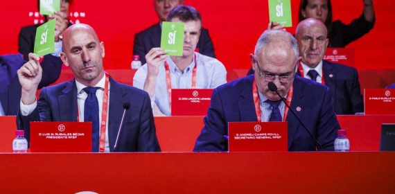 Luis Rubiales y Andreu Camps en la Asamblea General de la RFEF.