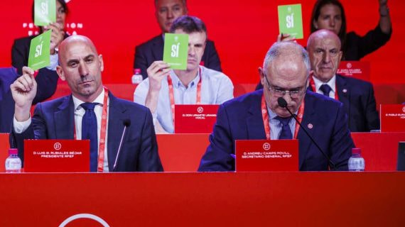 Luis Rubiales y Andreu Camps en la Asamblea General de la RFEF.