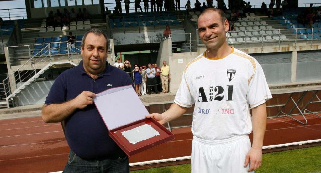 Stroni (derecha) recibe una placa conmemorativa de manos de Antonio Feijóo, directivo del Lemos.
