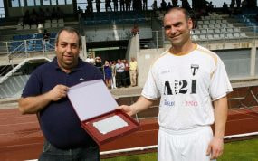 Stroni (derecha) recibe una placa conmemorativa de manos de Antonio Feijóo, directivo del Lemos.