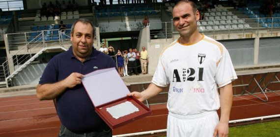 Stroni (derecha) recibe una placa conmemorativa de manos de Antonio Feijóo, directivo del Lemos.