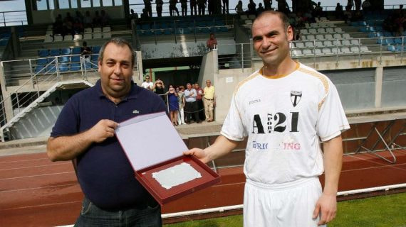 Stroni (derecha) recibe una placa conmemorativa de manos de Antonio Feijóo, directivo del Lemos.