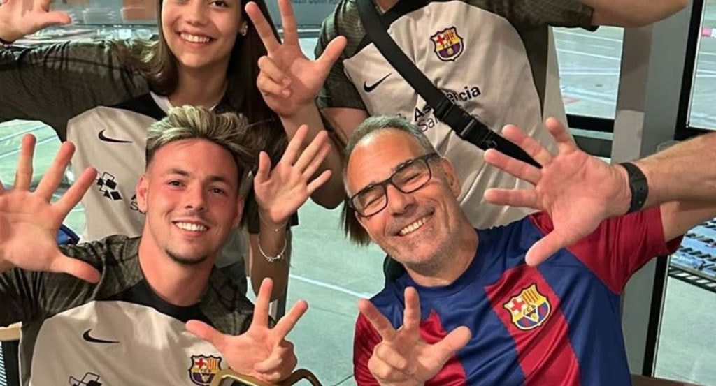 Max Svensson, futbolista del Espanyol, posa junto a su padre, Tomas Svensson con la camiseta del Barça.