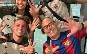 Max Svensson, futbolista del Espanyol, posa junto a su padre, Tomas Svensson con la camiseta del Barça.
