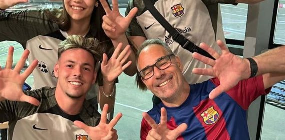 Max Svensson, futbolista del Espanyol, posa junto a su padre, Tomas Svensson con la camiseta del Barça.
