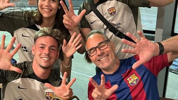 Max Svensson, futbolista del Espanyol, posa junto a su padre, Tomas Svensson con la camiseta del Barça.