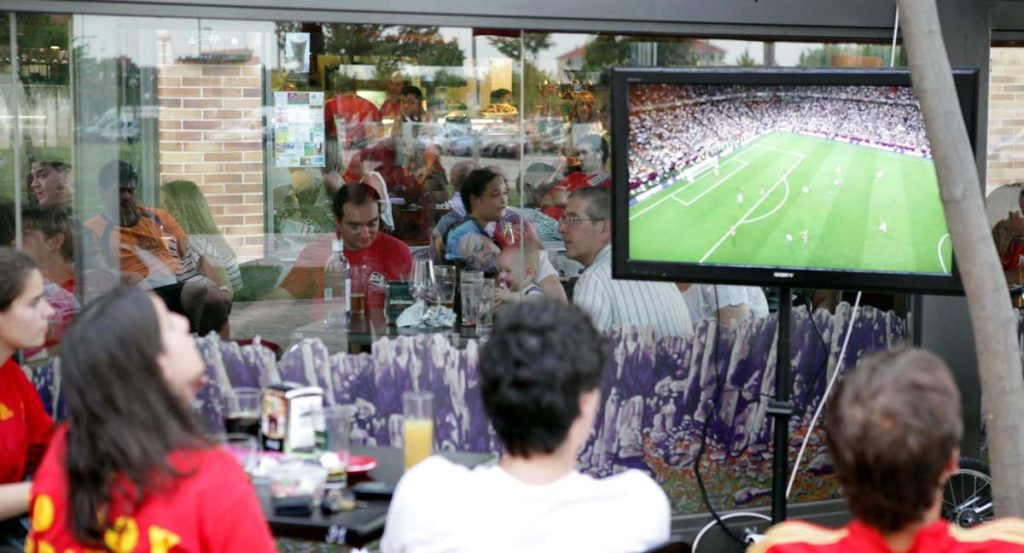 Los aficionados españoles viendo un partido.