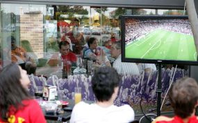 Los aficionados españoles viendo un partido.