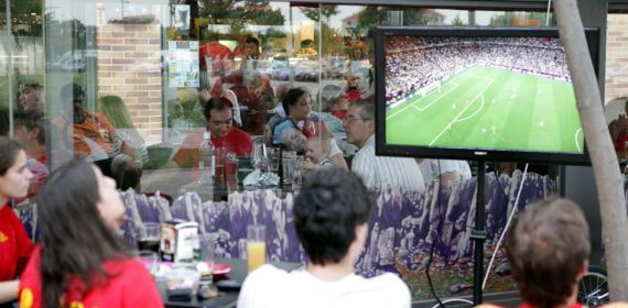 Los aficionados españoles viendo un partido.