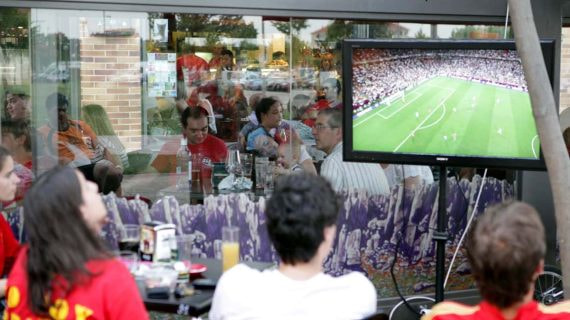 Los aficionados españoles viendo un partido.