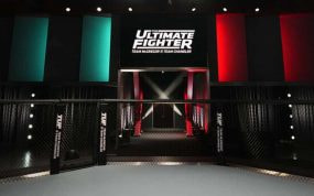 Imagen del octágono del UFC Apex con los colores del TUF.