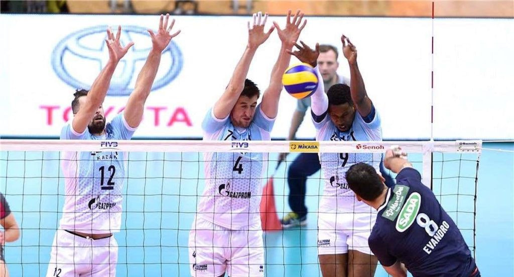 Un bloqueo durante un partido de voleibol.