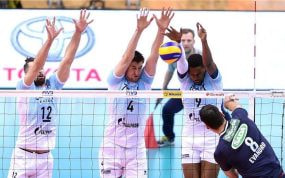 Un bloqueo durante un partido de voleibol.