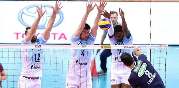 Un bloqueo durante un partido de voleibol.