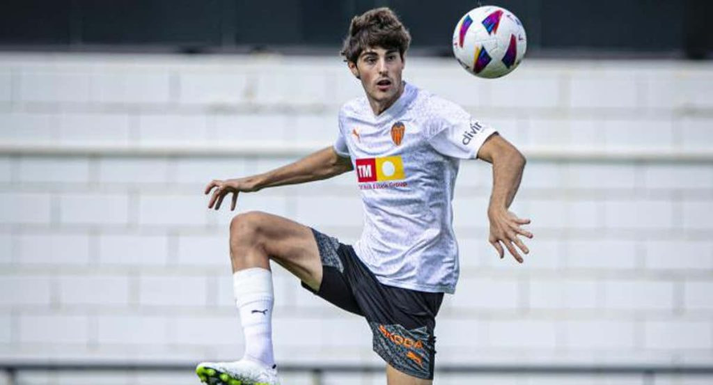 Javi Guerra controla el balón.