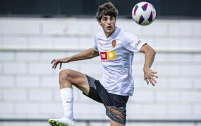 Javi Guerra controla el balón.